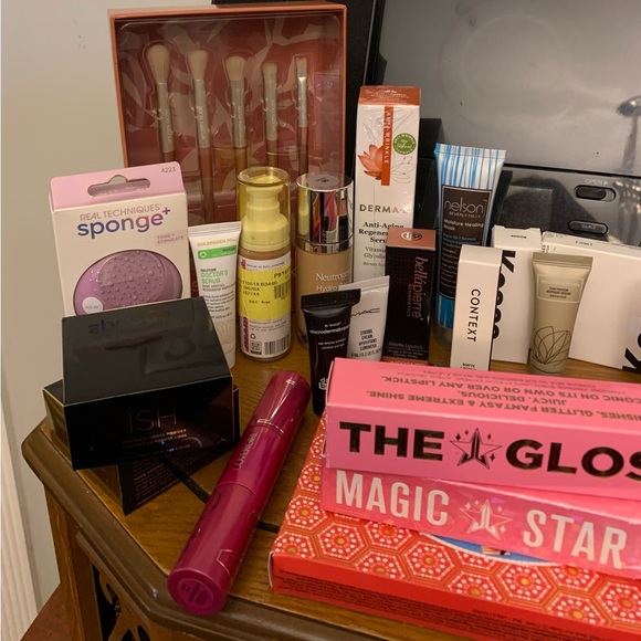 MAKEUP AND SKINCARE BUNDLE OF 35 NEW ITEMS NAME BRANDS - Picture 2 of 10